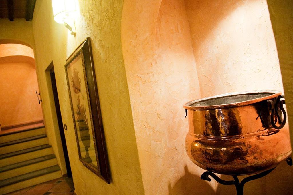 Aparthotel Residenza Palazzo Saloni Montalcino Exterior foto