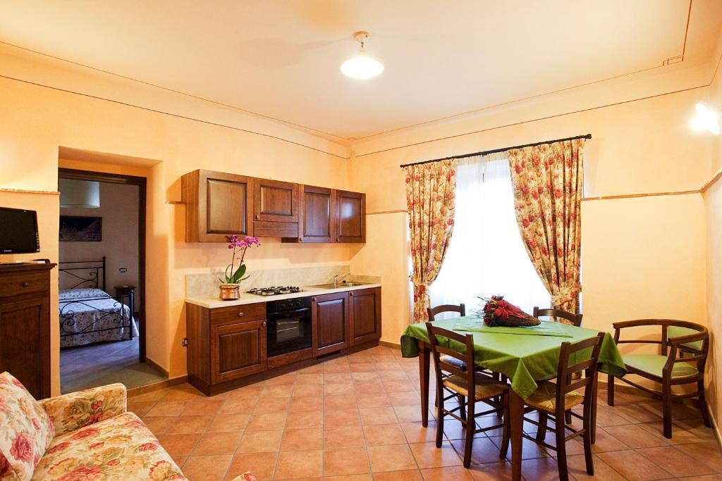Aparthotel Residenza Palazzo Saloni Montalcino Zimmer foto